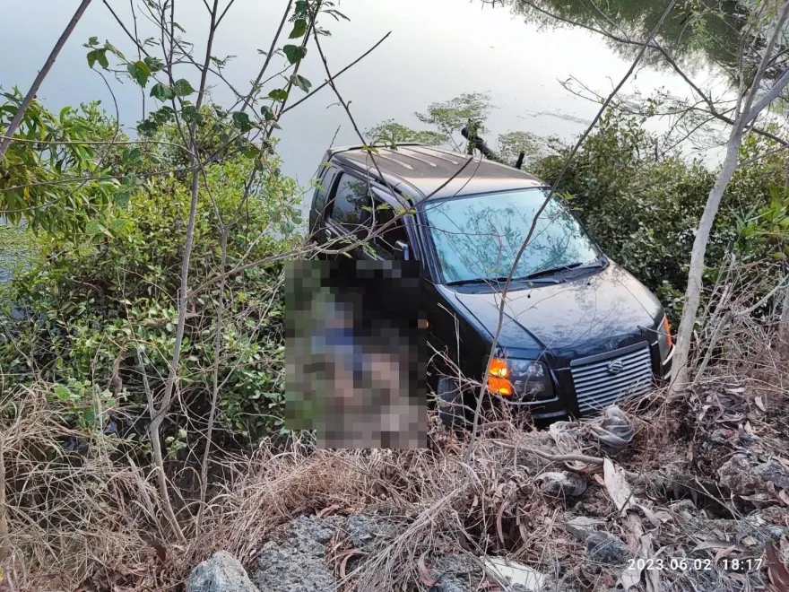 台南轎車衝入魚塭！疑逃生不及…駕駛漂浮副駕駛座身亡