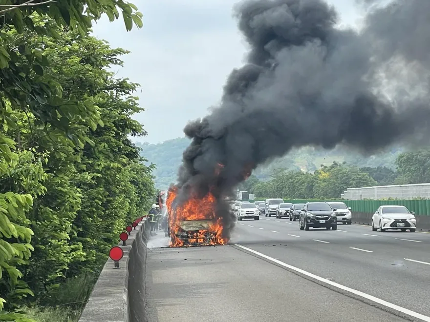 影/警車解送移工出意外！　國道上突起火燒成廢鐵