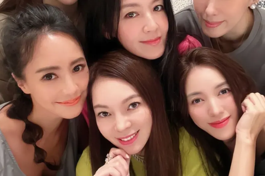 曾馨瑩合體關穎、林熙蕾！6人「貴婦團」聚會照曝光　網讚：都是美女