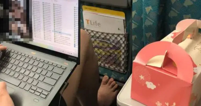 高鐵末班車驚魂！噁大叔邊回老婆訊息「邊叫小姐」　看性愛照、磨藥丸舔吃