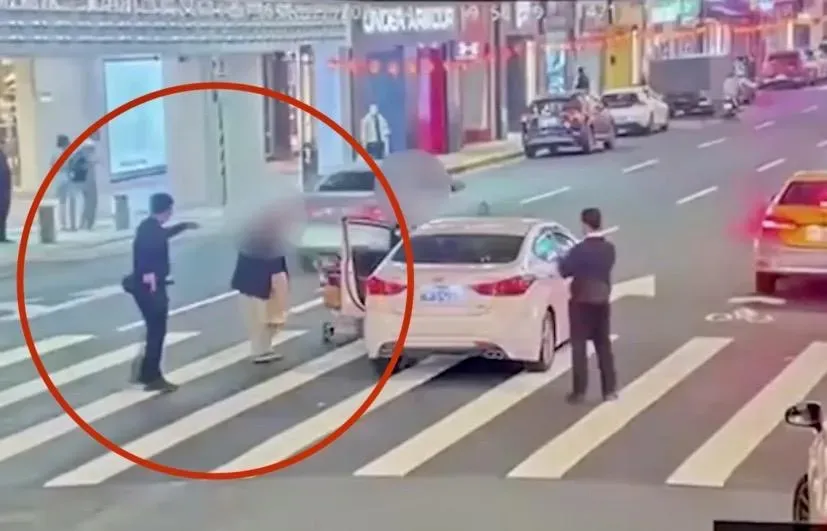 影/不滿過馬路汽車不讓行　7旬翁持剪刀抵駕駛胸口嗆「殺過人」