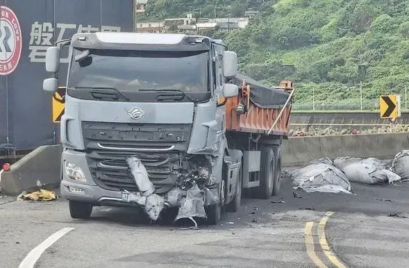 快訊/濱海公路瑞芳路段轉彎甩出16砂石包　對向連結車閃避不及撞上