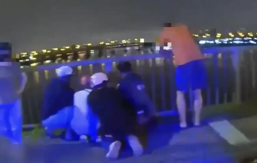 快訊/救人片！女子情緒不穩墜落重陽橋　姊趕到現場及時緊抓救人