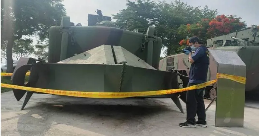影/苗栗「水鴨子」掃雷車大鋼牙突被拔光　原因曝光驚動警方追查