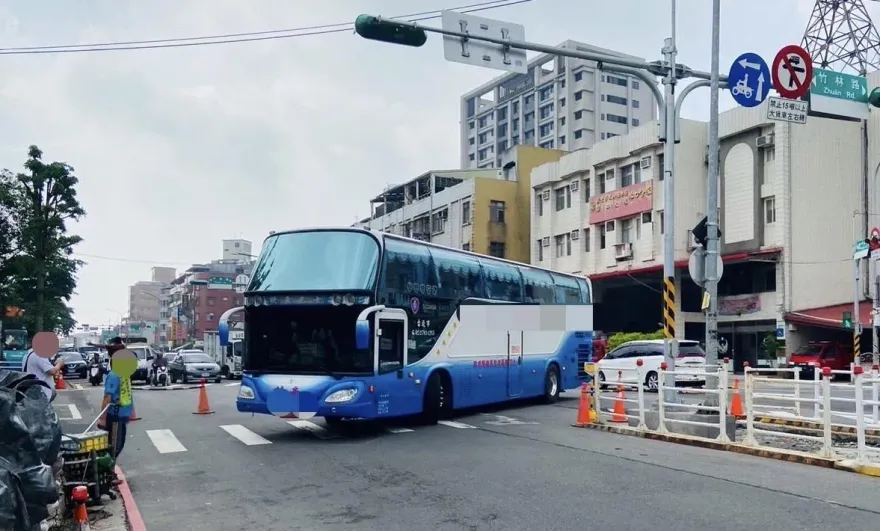 影/行人地獄片！遊覽車左轉未禮讓行人　女清潔員遭撞倒受傷送醫急救