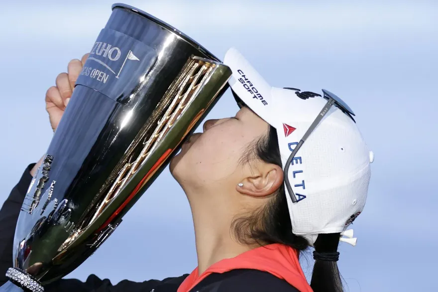 影/72年來第1人！LPGA華裔新秀張斯洋職業首戰奪冠　老虎伍茲也驚嘆