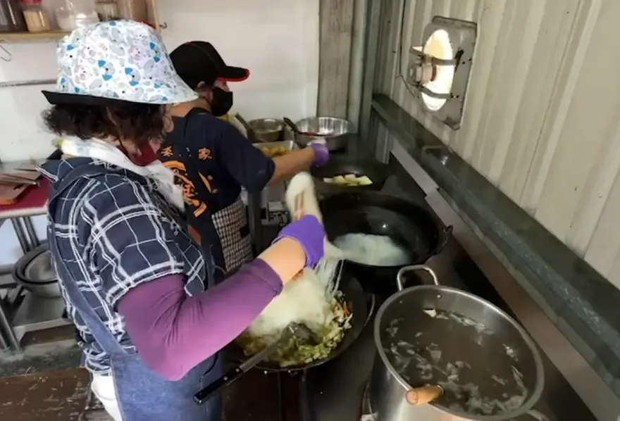 影/夾爆它「100元吃到飽」！屏東素食自助餐超佛　闆娘背後故事很催淚