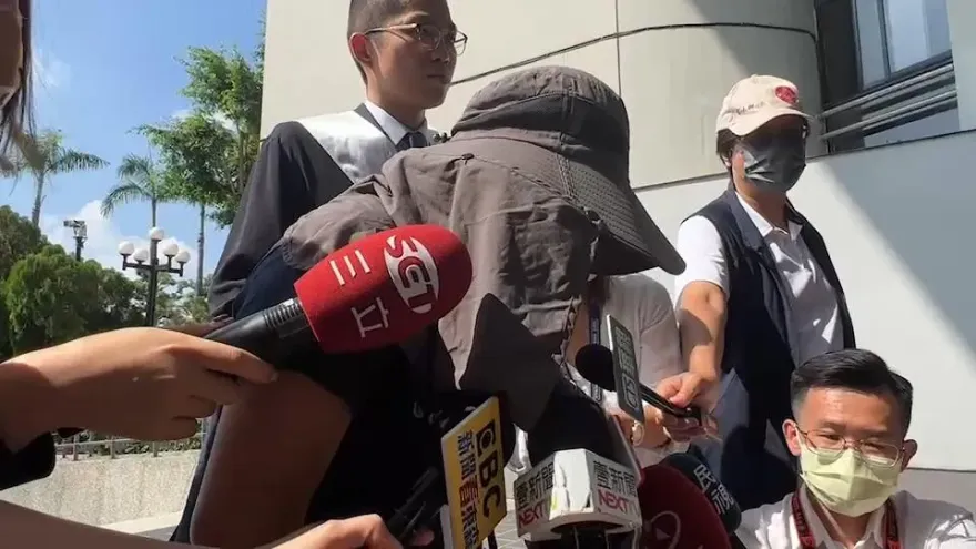 快訊/ 5億高中生案3度召開偵查庭！生母抵達法院：「還我兒子一個公道」