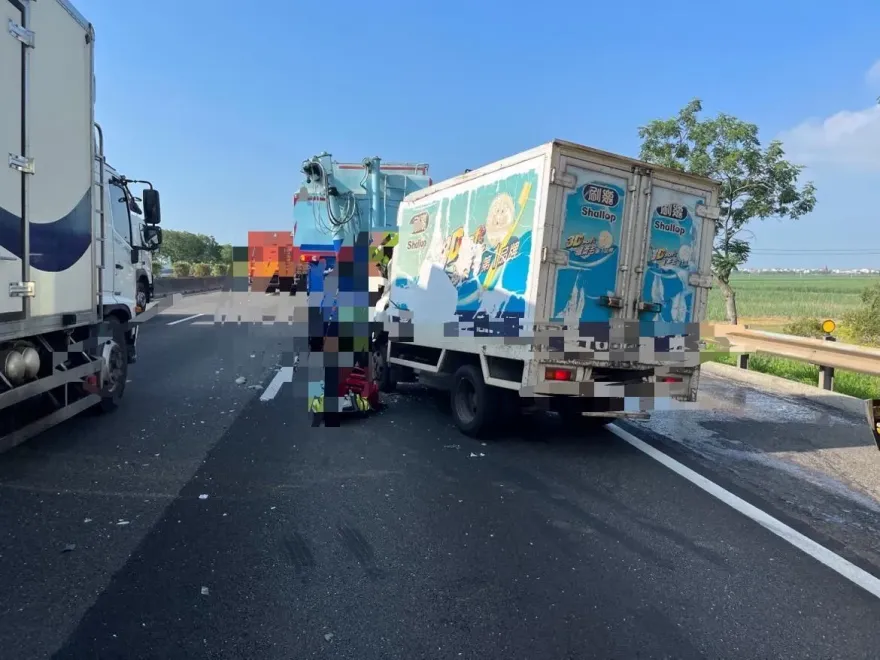 國1台南後壁路段「2貨車追撞」！小貨車駕駛頭部掛彩送醫