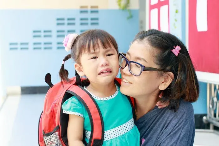 一分開小孩就爆哭！分離焦慮有解方「7個日常訓練」降低不安感