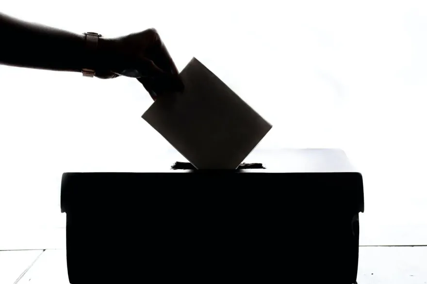 最新民調！提高選罷法門檻意見分歧　但青壯年一面倒贊成