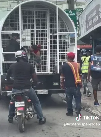 影/多明尼加幼童被「吊掛」非法移民卡車　震驚一幕引爆全民怒火