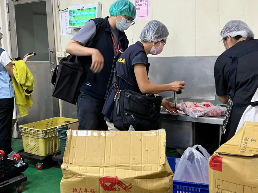 營養午餐棒棒腿也「洗產地」！台中業者冒充國產領獎金　2萬生吃下肚