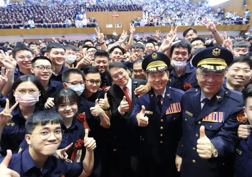 警專第40期今1099人畢業　畢業生開心合照校長、部長也參一咖
