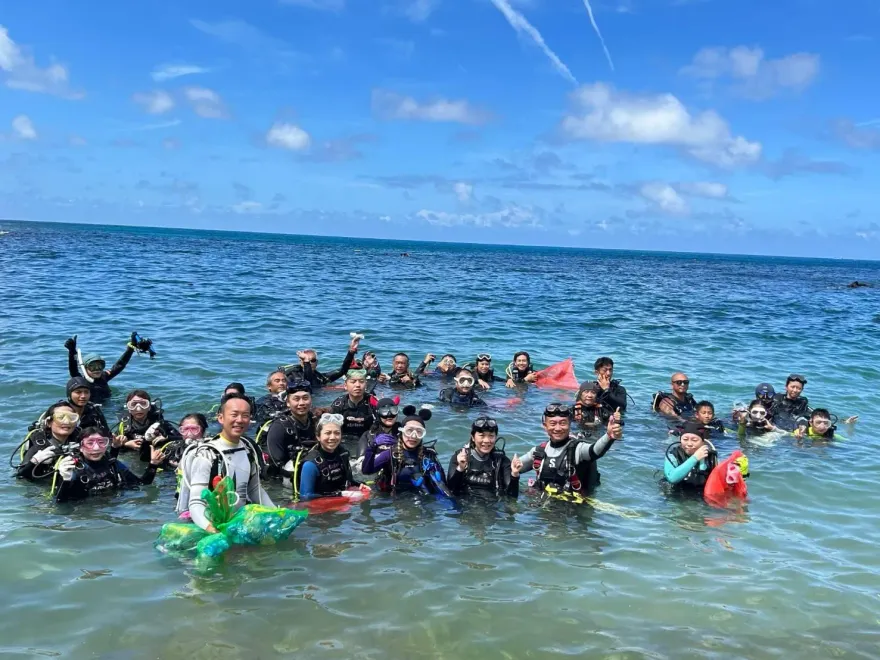 屏縣潛海戰出動啦！大手牽小手加志工　下水清海洋垃圾