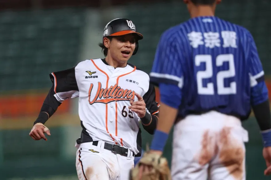 影/用棒子道歉！陳重羽「道歉野球」帶動出7分大局　統一獅終結3連敗