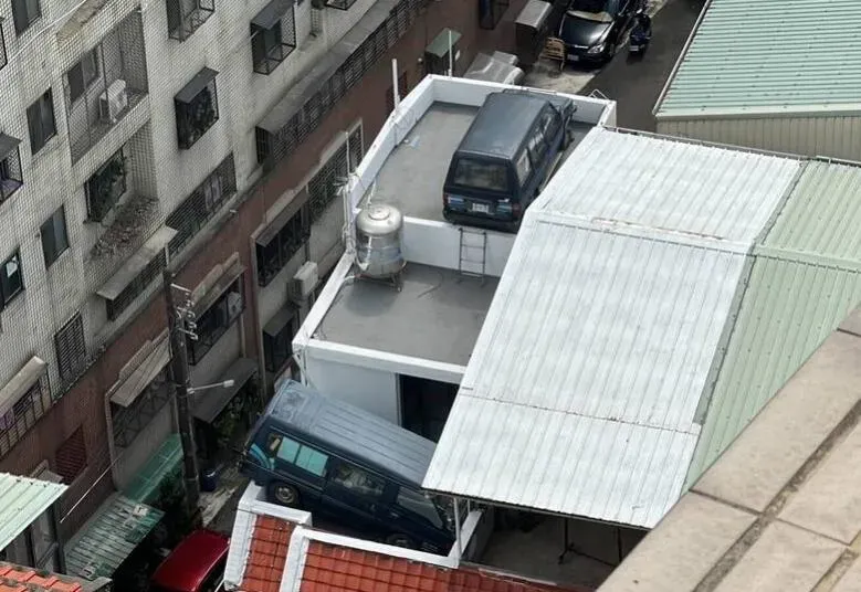 台中透天厝驚見「頂樓雙車位」！2輛廂型車當倉庫用　「車尾懸空」嚇壞民眾