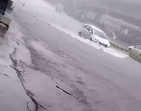 快訊/雨彈炸全台！汐止淹大水　車泡水裡「幾乎滅頂」…現場慘況曝光