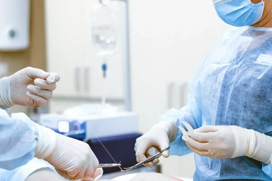 她接受膝蓋手術卻見「左腿被截肢」！醫躲1週才出面坦承疏失