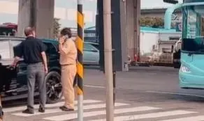 兵當不完了？軍車擦撞千萬賓利　網虧：全體納稅人共同刮到的