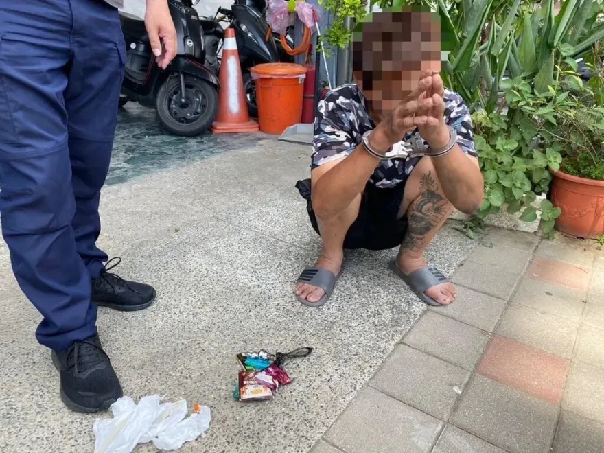 毒蟲違停遭按喇叭…「爆氣追車怒砸」被逮身上搜出安非他命
