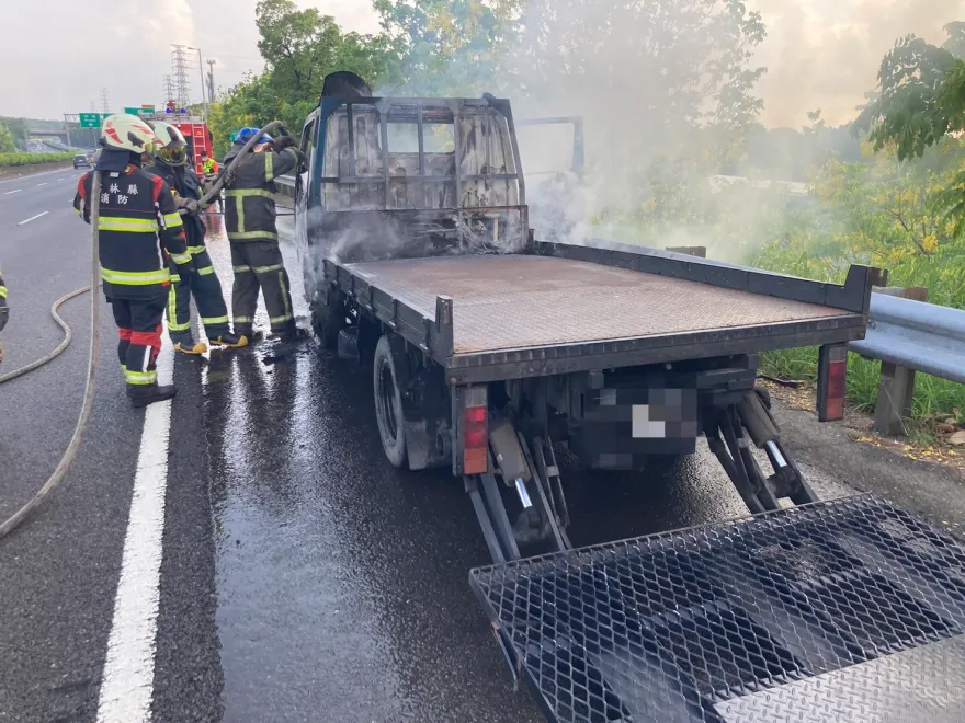 影/國3南下梅山段驚傳火燒車！貨車自燃燒到剩骨架　幸駕駛及時逃脫