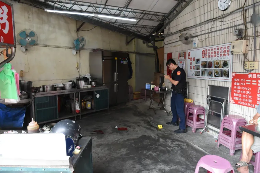 快訊/槍擊現場畫面曝光！鹹粥店老闆娘左胸中槍送醫不治　警全力追緝槍手