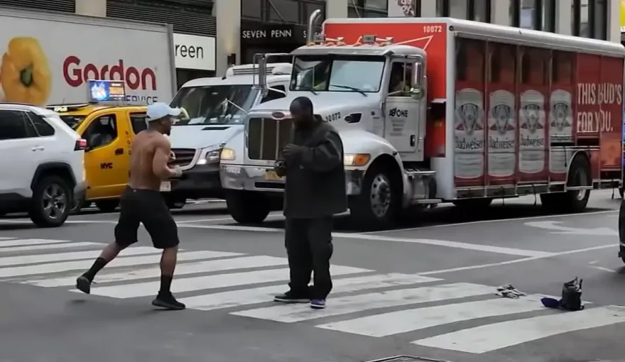 影/2男街頭上演MMA真人格鬥　其中一人遭刺血濺當場送醫身亡