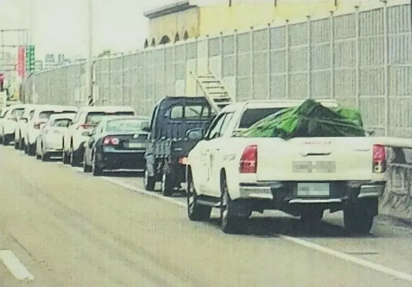 排隊下交流道「塞路肩」遭開罰4千！網譙翻　高警撤銷罰單