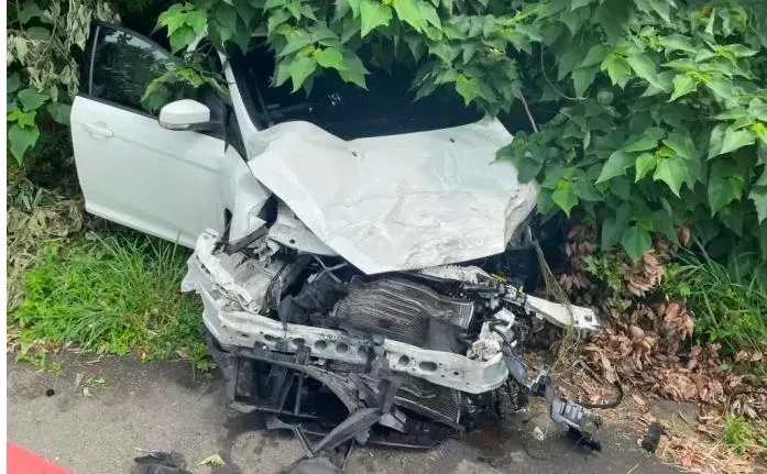 影/桃園直行猛撞左轉車！引擎室零件掉出來　肇禍男被接走了