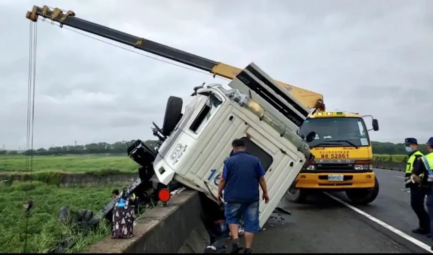 快訊/國1清晨嘉義段聯結車車禍　自撞護欄車身斷成兩截