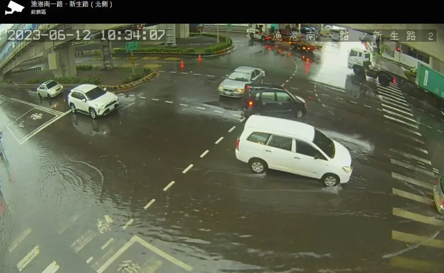 影/雨彈狂炸高雄！前鎮水淹小腿肚　道路上演「海盜船」水溝滿出來