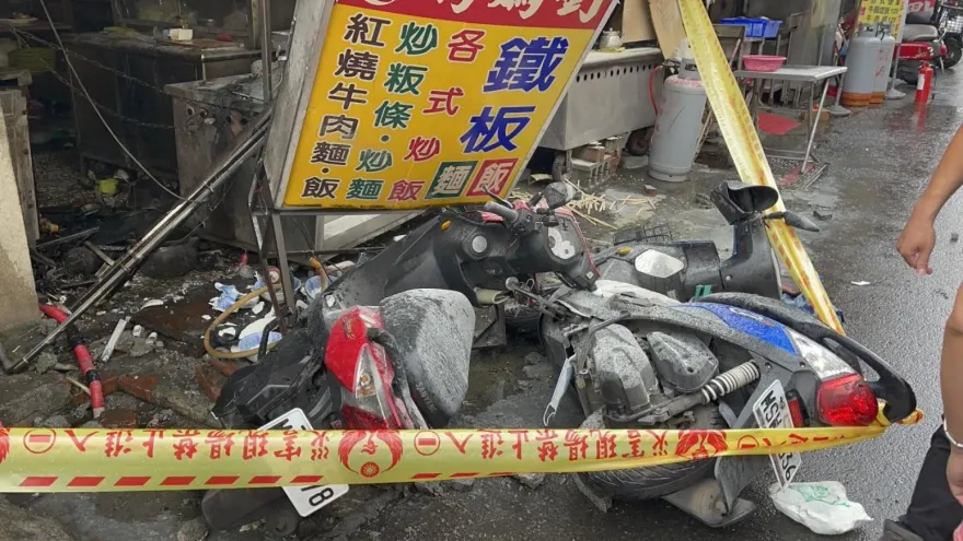 快訊/屏東機車撞進小吃店！瓦斯桶「倒地氣爆」5人受傷送醫