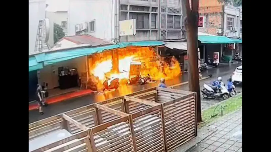 影/火球畫面曝！機車逆撞進小吃店　僅27秒瞬間陷火海