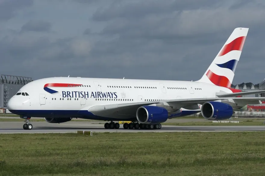英航菜鳥空姐誤觸「逃生梯開關」　耽誤航班5小時致公司損失193萬
