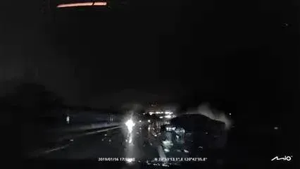 影/好技術！國3突遇3車撞「S彎」急閃躲劫　驚呼：還好開的是BMW