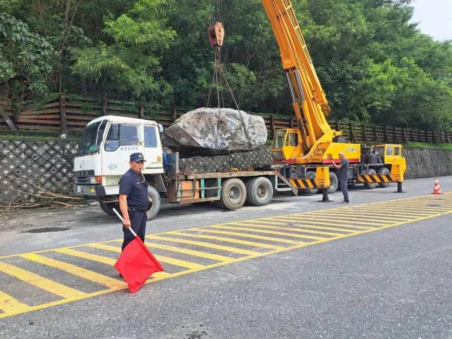 轟！74噸巨石砸毀蘇花公路和平段　南下車道封閉、單線雙向通行