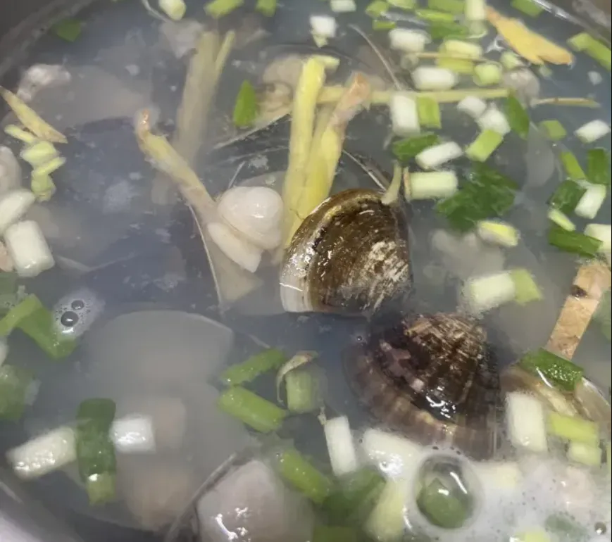 2斤蛤蜊煮出「熱水清湯」　布袋港攤販代煮動手腳？闆娘喊冤：沙子太多