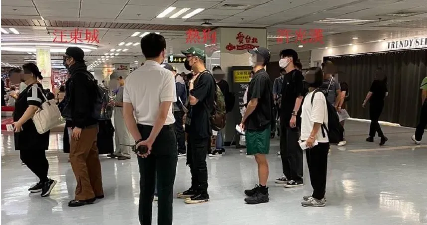 搭飛機一次巧遇3大咖男星！私下零互動　乖乖排隊畫面曝光