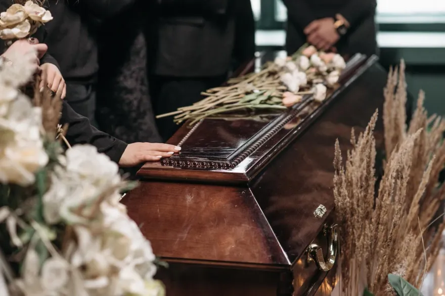 影/老婦躺棺材奇蹟復活！經搶救7天仍不治　兒慟：這次真的死了