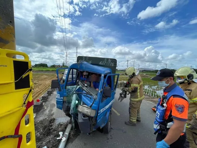 快訊/柳營酪農區小貨車打滑撞電桿　車頭變形！駕駛緊急救出