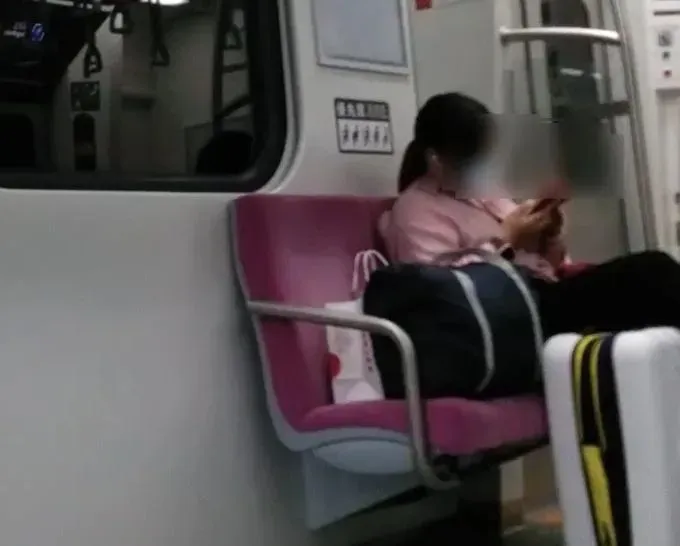 行李放博愛座遭公審「自私鬼」　她貼車廂空曠照反擊「請您也自重」