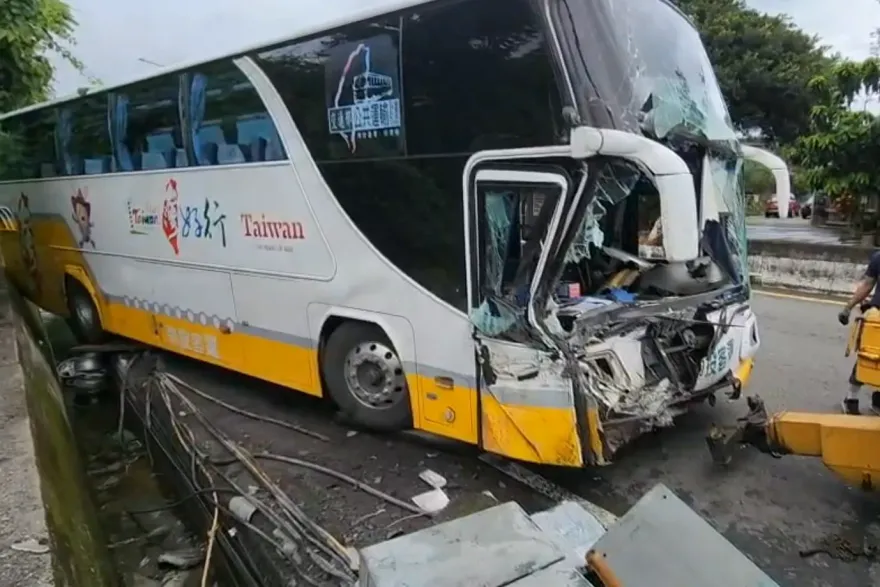南投客運深夜自撞護欄！車頭全爛　還墜溝摧毀電箱「至今仍停電」
