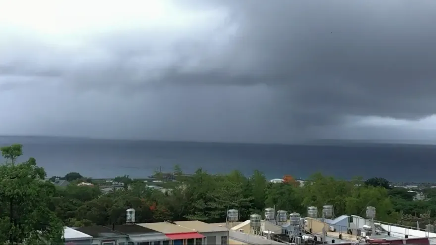 影/這就是大自然！大片烏雲齊聚小琉球　雨彈瀑布畫面曝光
