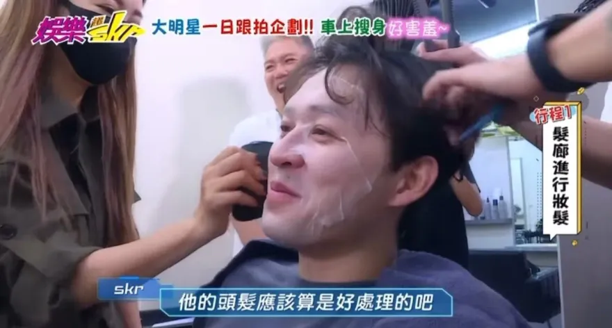 男歌手被跟拍直擊...全素顏無預警全都露！嚇到語無倫次