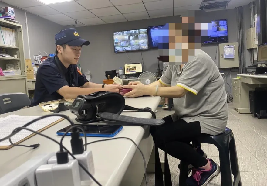 婦人接銀行來電稱積欠貸款　超商ATM匯款店長、巡警急阻止