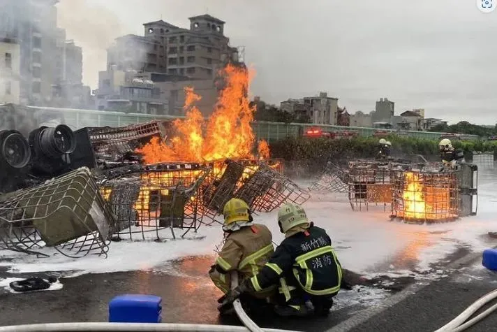 影/國1北上竹北段90.2K火燒車！聯結車自撞翻覆事故排除「目前南北向回堵4公里」
