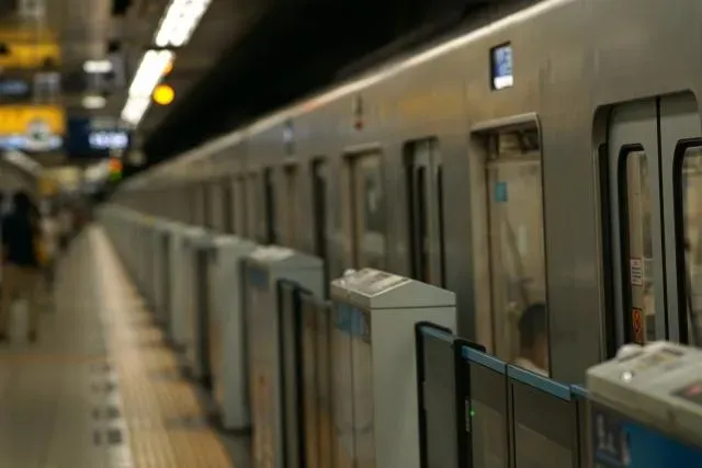 地鐵恐怖衝突！2男互毆1人跌落月台…被列車當場輾斃