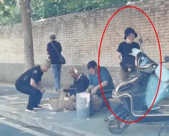 女子靠近水果攤行竊後「奸笑離去」　攤商兒心疼：老人家一天才賺380元