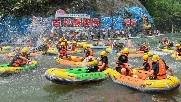 戲水消暑好誘人！警方一周內於「漂漂河」逮5名通緝犯　穿著泳褲就被抓